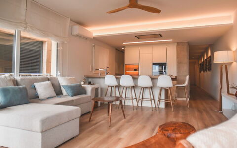 Azulmar: Møbel, Indretning, Gulvbelægning, Etage, Træ, Couch, Loft, Værelse, Stue, Bord