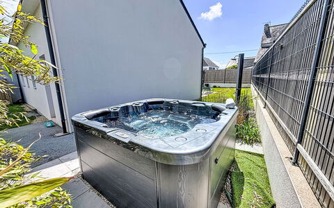 Maison du Crouzic: Badekar, Jacuzzi, Svømmepøl, Gårdsplads