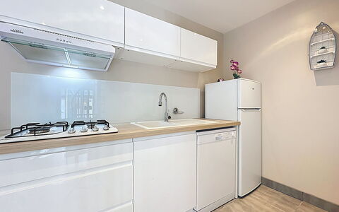 Ty Ar Mor: Indretning, Køkken, Gulvbelægning, Større Bandage, Cabinetry, Træ, Møbel, Countertop, Etage, Køkken Apparat