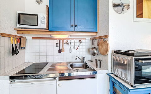 Résidence la Frégate: Køkken, Køkken Apparat, Større Bandage, Countertop, Køkkenvask, Komfur, Indretning, Gulvbelægning, Gaskomfur, Værelse