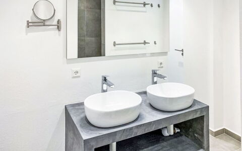 Brig 36: Badeværelsesvask, Sanitærarmatur, Håndvask, Gulvbelægning, Indretning, Tap, Badeværelse, Etage, Spejl, Countertop