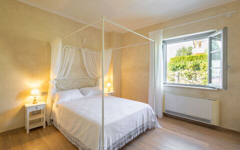 Podere Galieni: Møbel, Indretning, Seng, Etage, Gulvbelægning, Væg, Soveværelse, Træ, Loft, Værelse