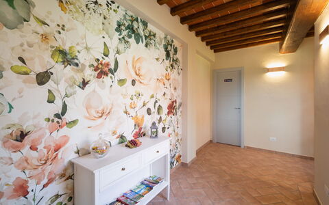 Podere Galieni: Indretning, Loft, Kronblad, Værelse, Tapet, Floral Design, Afskaarne Blomster, Maling, Molding, Rose Family