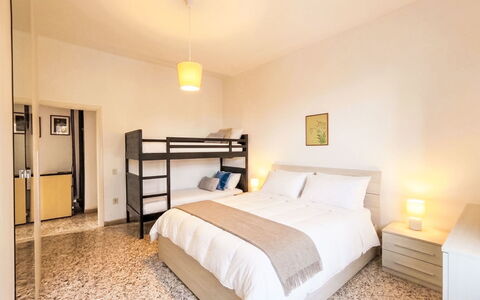 Casa Irma: Seng, Soveværelse, Indretning, Sengetøj, Etage, Gulvbelægning, Sengetøj, Bed Frame, Møbel, Loft