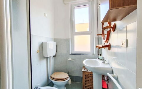 Casa Irma: Gulvbelægning, Etage, Sanitærarmatur, Indretning, Toilet, Toiletbræt, Vvs, Værelse, Lejlighed, Badeværelse