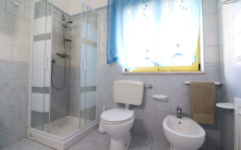 Lucia: Badeværelse, Sanitærarmatur, Gulvbelægning, Toiletbræt, Toilet, Etage, Indretning, Tap, Håndvask, Vvs
