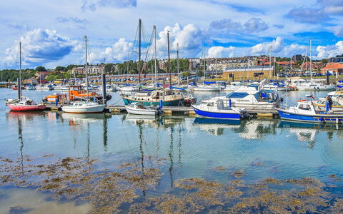 Tenby Cottage: Båd, Blå, Vand, Krop Af Vand, Vandfartøjer, Marina, Både Og Sejlsport - Udstyr Og Materiel, Vandvej, Sky, Havn