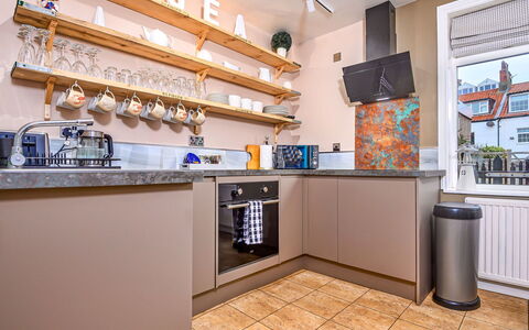 Tenby Cottage: Køkken, Større Bandage, Køkken Apparat, Indretning, Gulvbelægning, Countertop, Cabinetry, Værelse, Husholdningsapparat, Møbel