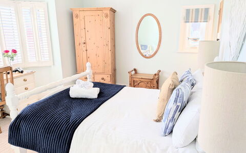 Tenby Cottage: Møbel, Seng, Sengetøj, Soveværelse, Sengetøj, Indretning, Sengetøj, Træ, Værelse, Textile