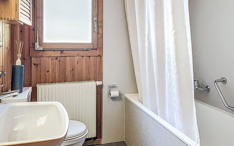 Chalet Chemin du Four: Badeværelse, Sanitærarmatur, Gulvbelægning, Etage, Indretning, Badekar, Tap, Håndvask, Vvs, Badeværelsesvask