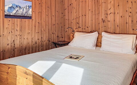 Chalet Chemin du Four: Soveværelse, Seng, Gulvbelægning, Træ, Etage, Sengetøj, Sengetøj, Indretning, Hårdttræ, Bejdse