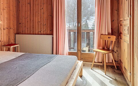 Chalet Chemin du Four: Træ, Indretning, Soveværelse, Gulvbelægning, Møbel, Seng, Etage, Sengetøj, Sengetøj, Værelse