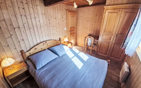 Le Moulin 74: Træ, Soveværelse, Hjem, Hus, Seng, Etage, Sengetøj, Sengetøj, Dør, Hårdttræ