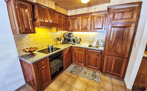 Le Moulin 74: Køkken, Træ, Større Bandage, Gulvbelægning, Countertop, Cabinetry, Køkken Apparat, Indretning, Etage, Komfur