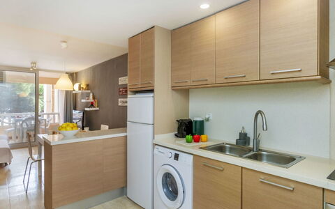 Gudrum: Indretning, Gulvbelægning, Countertop, Møbel, Etage, Træ, Cabinetry, Håndvask, Sanitærarmatur, Køkken