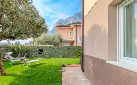 Riva del Garda 500: Hjem, Have, Lawn, Landscaping, Gård, Skygge, Villa, Backyard, Gårdsplads, Kunstgræs
