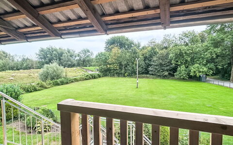 Wingst 105: Have, Lawn, Skygge, Landscaping, Backyard, Parkere, Gård, Estate, Kunstgræs, Hårdttræ