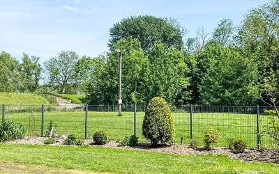 Wingst 105: Træ, Busk, Hegn, Land Lot, Have, Lawn, Vedplante, Landscaping, Home Fencing