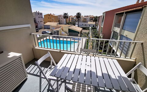 Santa Monica 2: Hjem, Dør, Sommerhus, Gård, Stol, Udendørs Møbler, Backyard, Udendørs Bord, Stueplante, Markise