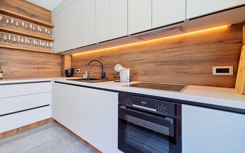 Aloa i: Countertop, Køkken, Gulvbelægning, Cabinetry, Træ, Køkken Apparat, Indretning, Etage, Husholdningsapparat, Større Bandage