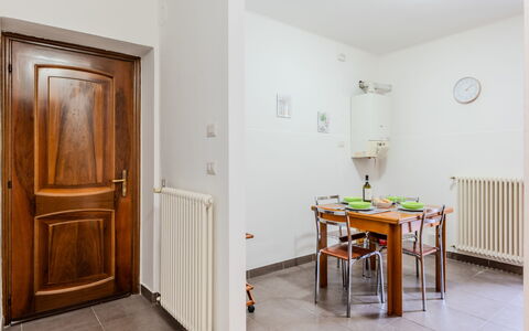 Cozy Holiday Home: Hjem, Dør, Sommerhus, Gård, Stol, Udendørs Møbler, Backyard, Udendørs Bord, Stueplante, Markise