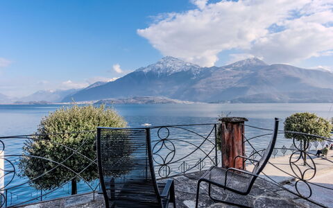 La Terrazza sul Lago: Hjem, Dør, Sommerhus, Gård, Stol, Udendørs Møbler, Backyard, Udendørs Bord, Stueplante, Markise