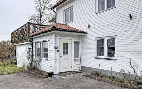 Stadsro: Hjem, Dør, Sommerhus, Gård, Stol, Udendørs Møbler, Backyard, Udendørs Bord, Stueplante, Markise