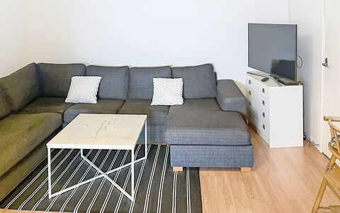 Stadsro: Hjem, Dør, Sommerhus, Gård, Stol, Udendørs Møbler, Backyard, Udendørs Bord, Stueplante, Markise