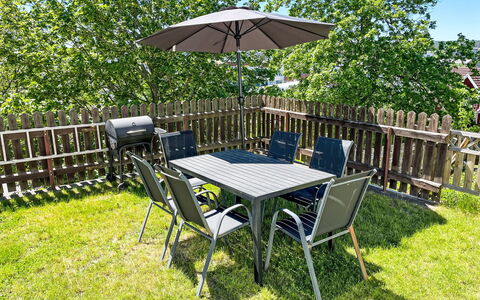 Stadsro: Møbel, Udendørs Møbler, Stol, Bord, Udendørs Bord, Køkken & Spisebord, Have, Skygge, Gårdhave, Backyard