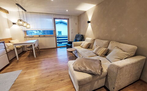 Enzian: Møbel, Indretning, Gulvbelægning, Etage, Couch, Væg, Værelse, Træ, Loft, Stue