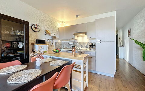 Les Dunes: Møbel, Køkken, Indretning, Countertop, Gulvbelægning, Køkken Apparat, Cabinetry, Større Bandage, Træ, Etage