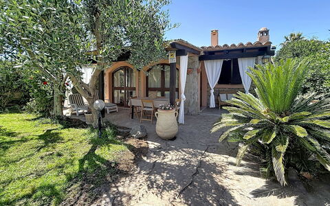 Viletta del Mirto: Estate, Have, Skygge, Backyard, Udvej, Landscaping, Stol, Hacienda, Udendørs Møbler, Udendørs Struktur