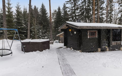 Villa Kökköharju: Træ, Gulvbelægning, Etage, Møbel, Trægulve, Indretning, Køjeseng, Værelse, Bejdse, Hårdttræ