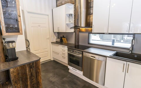 Villa Kökköharju: Træ, Større Bandage, Gulvbelægning, Køkken Apparat, Køkken, Countertop, Etage, Cabinetry, Indretning, Loft