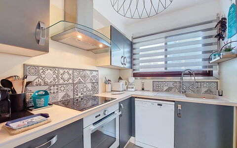 Juliette: Køkken, Countertop, Større Bandage, Køkken Apparat, Indretning, Cabinetry, Sanitærarmatur, Gulvbelægning, Håndvask, Hjem