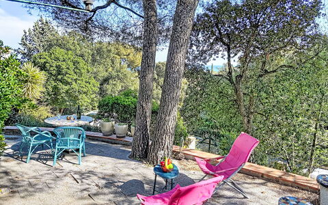 La Jean: Møbel, Udendørs Møbler, Stol, Have, Skygge, Udendørs Bord, Backyard, Gård, Landscaping, Gårdhave