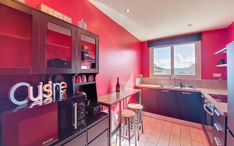 U Centru: Indretning, Køkken, Countertop, Større Bandage, Møbel, Loft, Cabinetry, Gulvbelægning, Belysning, Køkken Apparat
