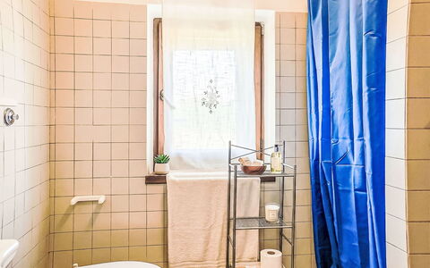 Velia'S House: Badeværelse, Sanitærarmatur, Gulvbelægning, Indretning, Badeforhæng, Etage, Vvs, Flise, Gardin, Kompositmateriale