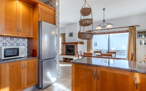 Ninho Do Mocho: Køkken, Møbel, Indretning, Gulvbelægning, Countertop, Træ, Etage, Cabinetry, Loft, Køkken Apparat