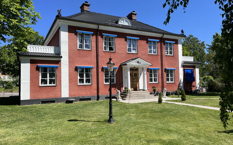 Herrgården: Bygning, Vindue, Hus, Hjem, Tag, Boligområde, Dør, Sommerhus, Estate, Gård