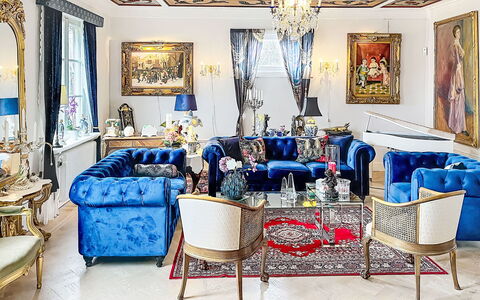Herrgården: Møbel, Blå, Indretning, Couch, Stue, Belysning, Textile, Gulvbelægning, Værelse, Billedramme