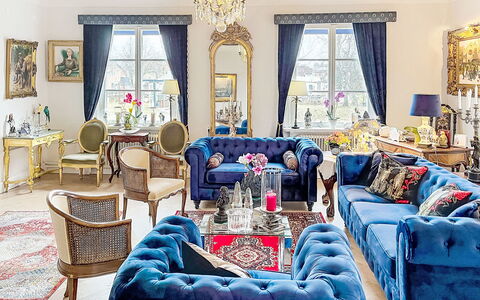 Herrgården: Møbel, Indretning, Couch, Stue, Gulvbelægning, Belysning, Textile, Etage, Loft, Værelse