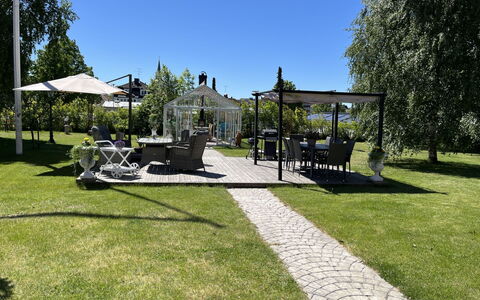 Herrgården: Have, Busk, Skygge, Land Lot, Lawn, Bunddække, Landscaping, Flise, Gård