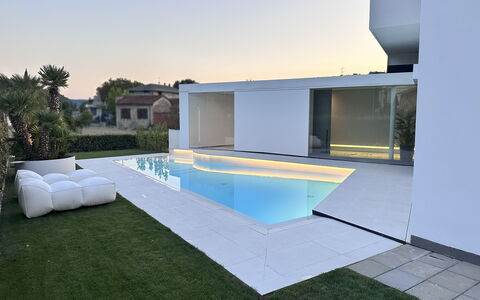 Villa Bilor Luxe: Svømmepøl, Kompositmateriale, Skygge, Have, Landscaping, Estate, Villa, Design, Gård, Udvej