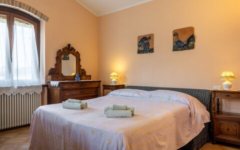 Il Giuncheto, Pool, Amazing View, Umbrian Countrys: Seng, Møbel, Soveværelse, Sengetøj, Indretning, Sengetøj, Væg, Træ, Sengetøj, Værelse