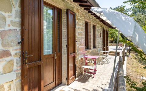 Il Giuncheto Apartments, Pool, Umbrian Countryside: Træ, Dør, Home Dør, Sommerhus, Veranda, Hårdttræ, Bejdse, Skygge, Blomsterkrukke, Gård