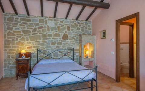 Il Giuncheto Apartments, Pool, Umbrian Countryside: Møbel, Indretning, Gulvbelægning, Etage, Seng, Loft, Soveværelse, Værelse, Hjem, Sengetøj