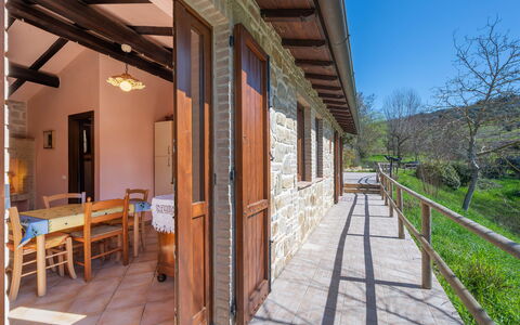 Il Giuncheto Apartments, Pool, Umbrian Countryside: Træ, Dør, Sommerhus, Hårdttræ, Bejdse, Køkken & Spisebord, Mursten, Veranda, Planke, Stuehus