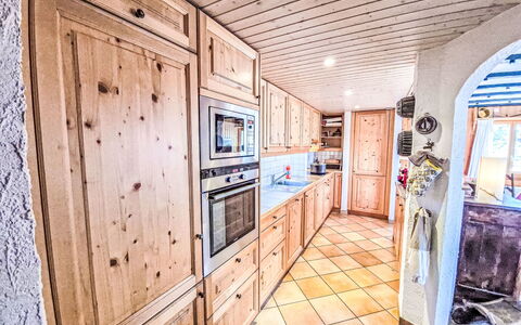 Chalet le Rhônasson: Træ, Køkken, Hjem, Countertop, Indretning, Cabinetry, Loft, Værelse, Bejdse, Hårdttræ