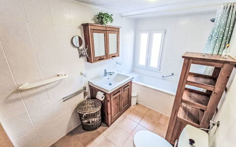 Chalet le Rhônasson: Sanitærarmatur, Håndvask, Badeværelsesvask, Badeværelse, Etage, Gulvbelægning, Tap, Vvs, Badeværelsesskab, Indretning